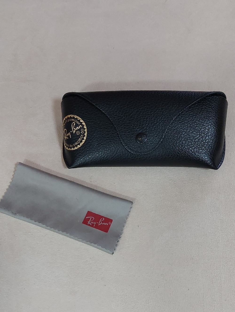Ray-Ban Black Leather Sunglasses Case with Gray Cleaning Cloth